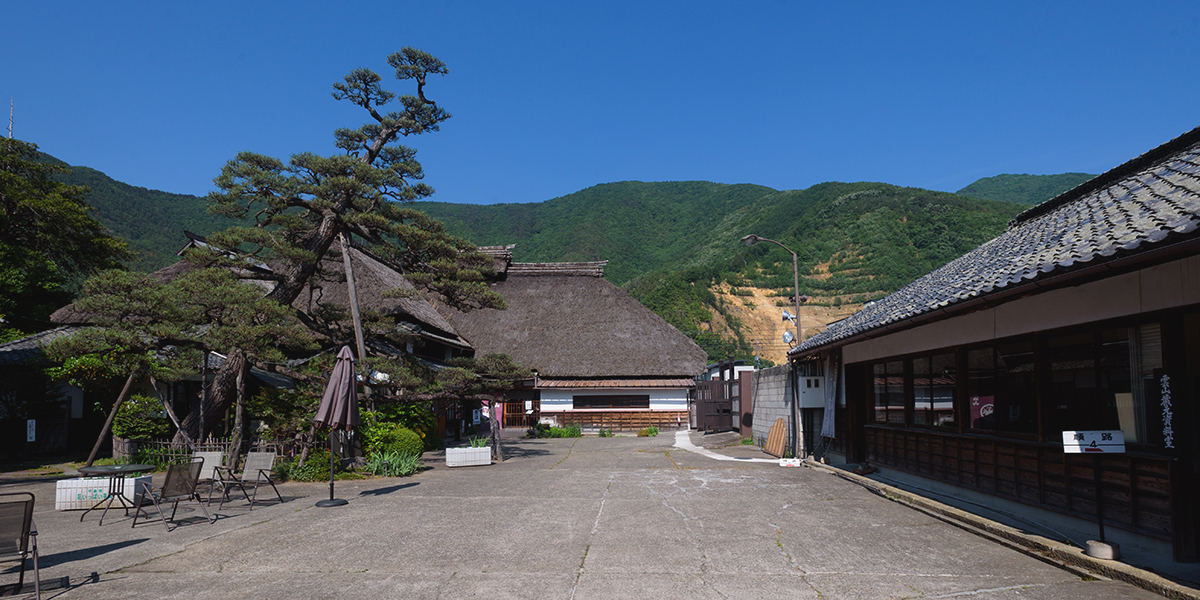 大きなかやぶき屋根が特徴